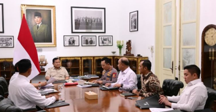 Presiden Prabowo saat rapat terbatas membahas ketahanan pangan. Foto : Ist