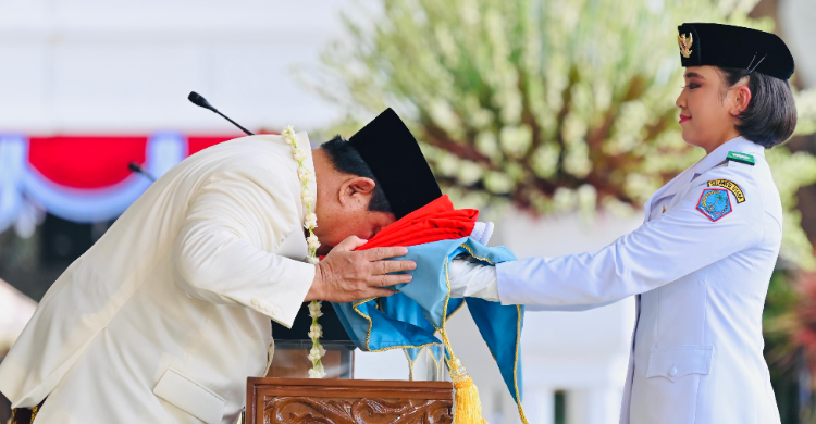 Bianca Alessia Christabella Lantang saat menerima Bendera Pusaka dari Presiden Prabowo. Foto : Ist