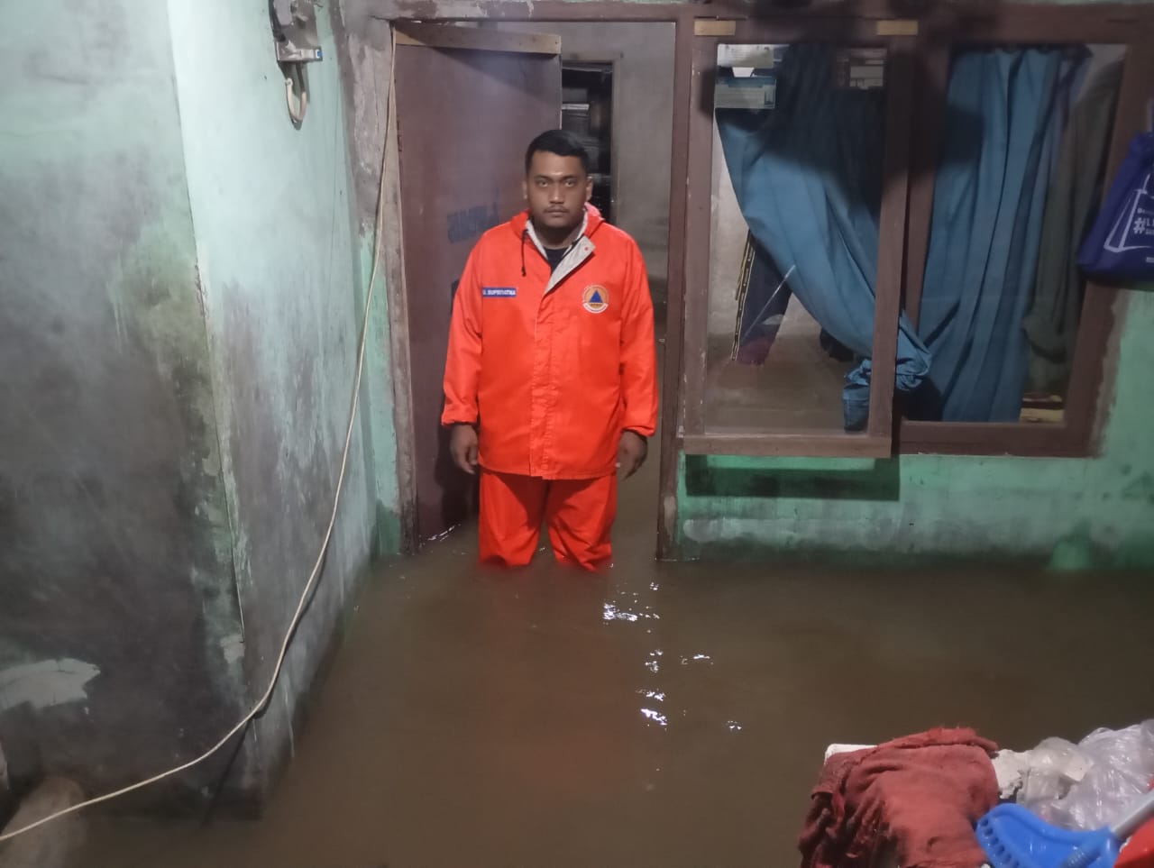 Banjir Di Empat Titik Rendam 295 Rumah Petugas BPBD Kota Tangsel saat evakuasi di titik banjir, Selasa (5/8)
