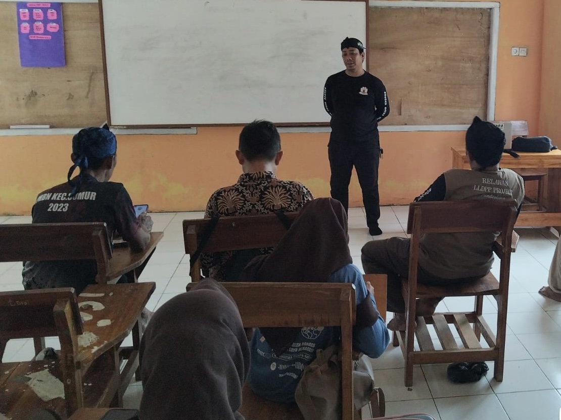 Boedak Saung Beri Mitigasi Bencana Ke Pelajar SMK Ketua Umum Perkumpulan Boedak Saung, Mardiana Tirtalaksana, sedang membuka acara mitigasi kebencanaan kepada para pelajar di Desa Cigorondong, Kecamatan Sumur, Kabupaten Pandeglang, Sabtu (9/8).