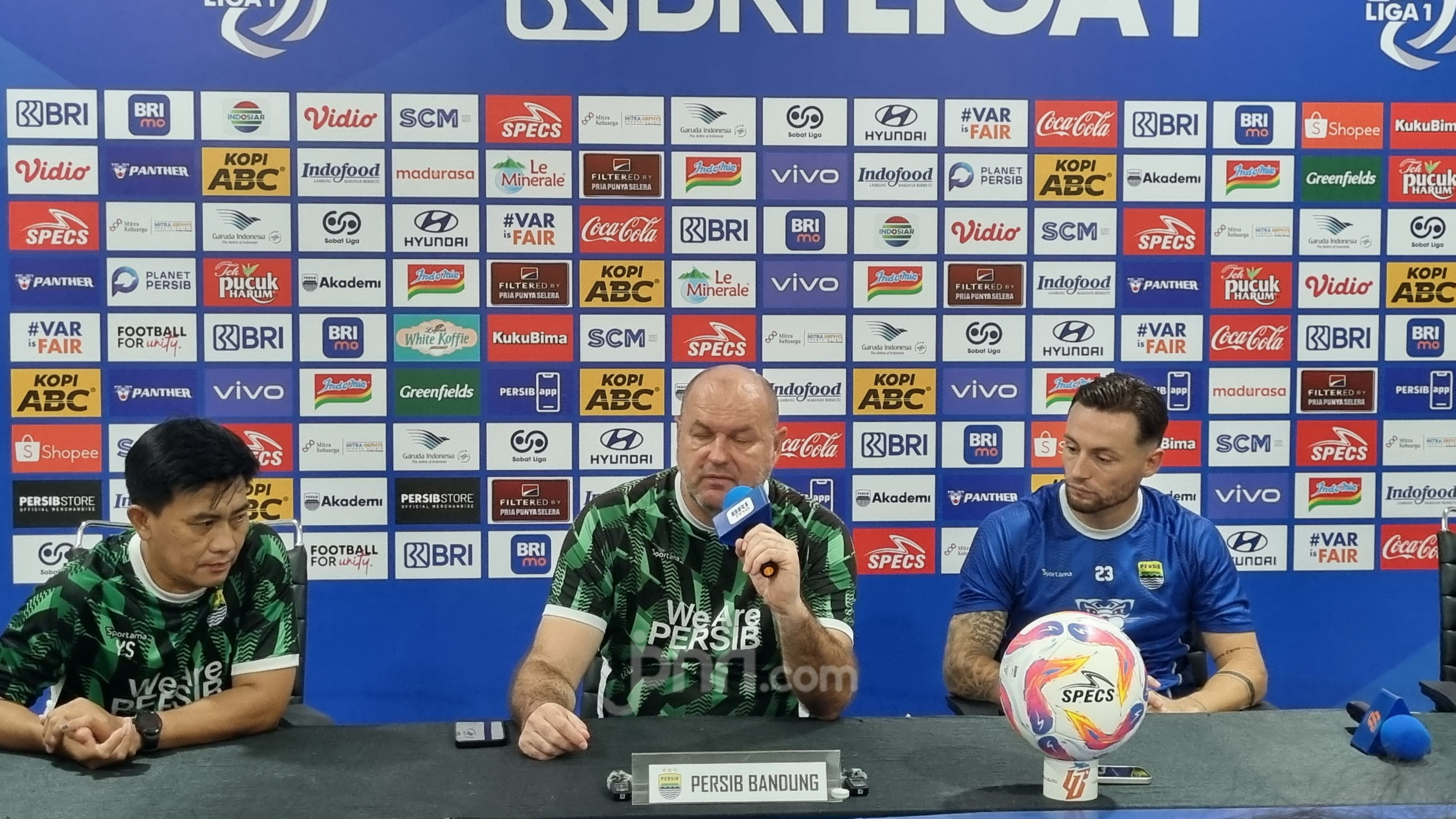 Pelatih Persib Bojan Hodak saat konferensi pers. Foto : Ist