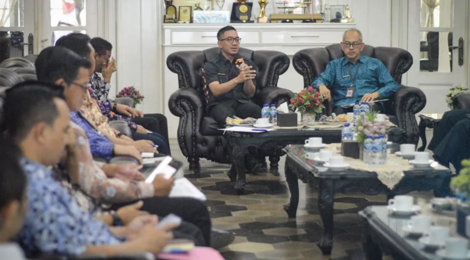 BPK RI Mulai Periksa Kepatuhan Pemkab Lebak Bupati Lebak Moch. Hasbi Asyidiki Jayabaya sedang memberikan sambutan di hadapan pihak BPK RI Perwakilan Provinsi Banten, saat melakukan entry meeting di di Gedung Negara Kabupaten Lebak, Kamis (28/8).