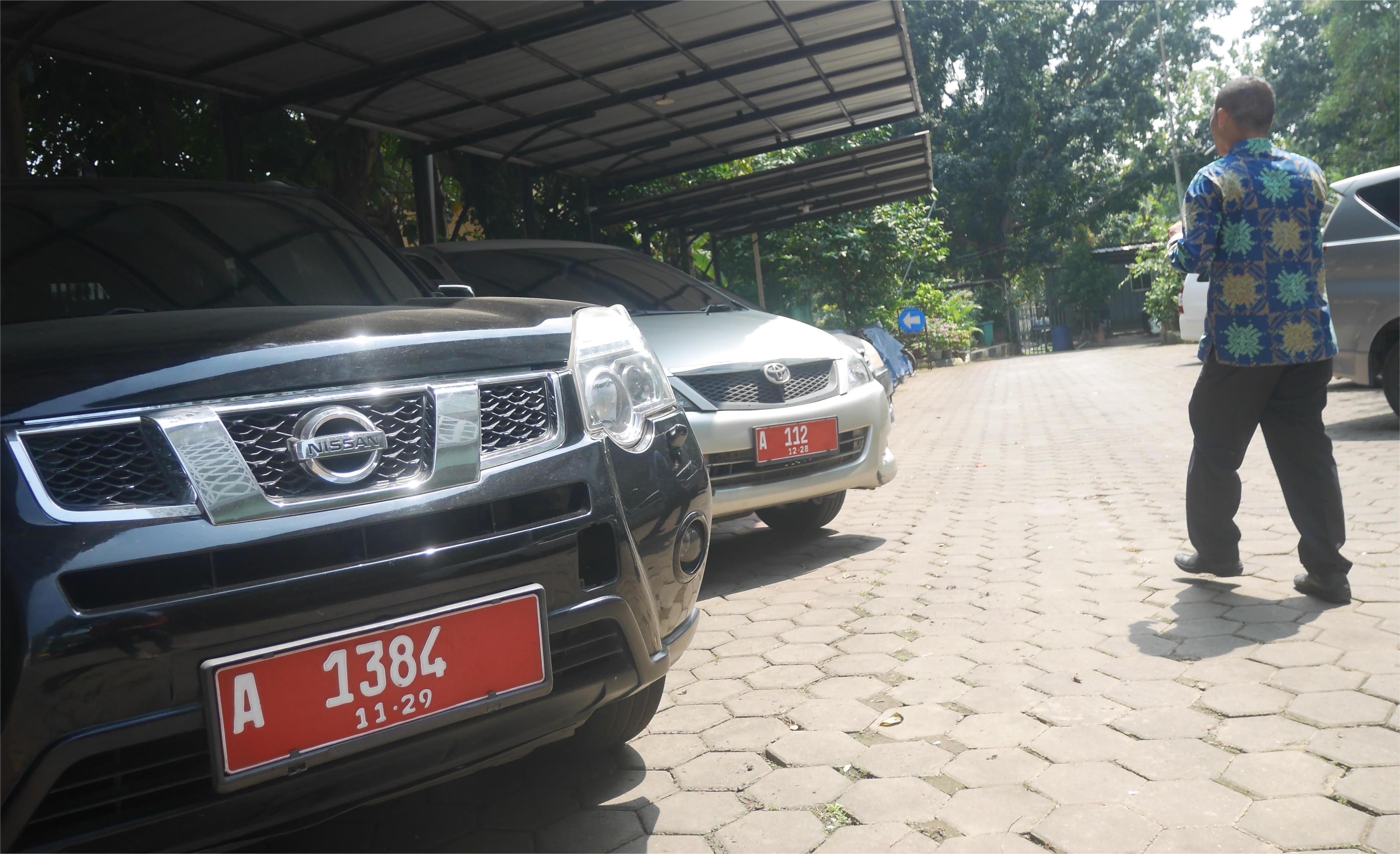BPKAD Banten Umumkan Pemenang Hasil Lelang Mobil Dinas Kendaraan dinas yang akan dilelang terparkir di halaman Kantor BPKAD Banten di KP3B, Kota Serang.(Ari Supriadi/tangselpos.id)