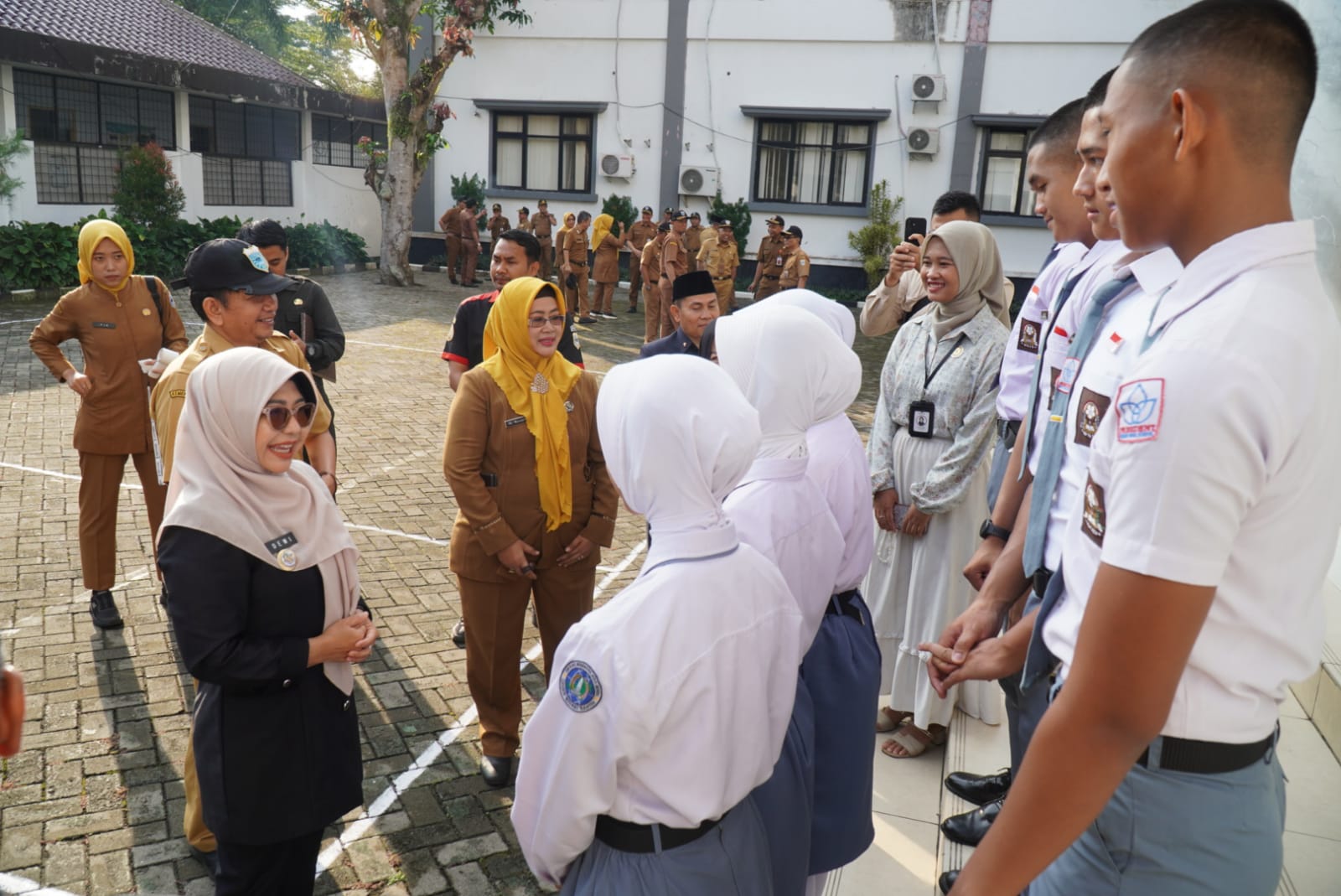 Bupati Dewi Lepas Duta Paskibra Utusan ke Provinsi Banten Bupati Pandeglang, Raden Dewi Setiani secara resmi melepas duta Pasukan Pengibar Bendera (Paskibra) utusan Kabupaten Pandeglang yang akan mewakili ke tingkat Provinsi Banten, saat apel pagi di Setda Pandeglang, Senin (4/8/2025).(Istimewa)