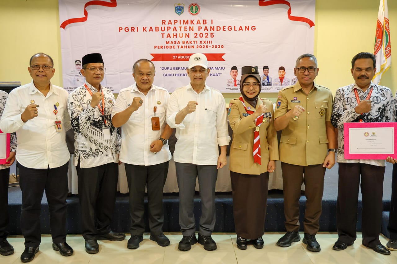 Foto bersama dalam acara Rapat Pimpinan Kabupaten (Rapimkab) I PGRI Kabupaten Pandeglang Masa Bakti XXIII di Hotel S’ Pandeglang, Rabu (27/8/2025).(Istimewa)