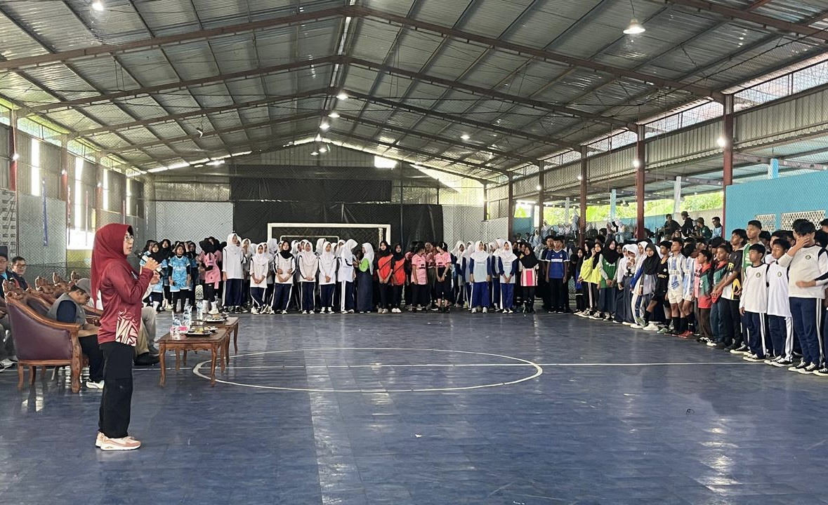 Bupati Dewi Murka Kepada Guru dan Siswa Bupati Pandeglang Raden Dewi Setiani, sedang memberikan nasihat kepada para dewan guru dan siswa, saat acara pembukaan turnamen futsal dan basket, di salah satu lapangan di Kabupaten Pandeglang, Selasa (5/8).