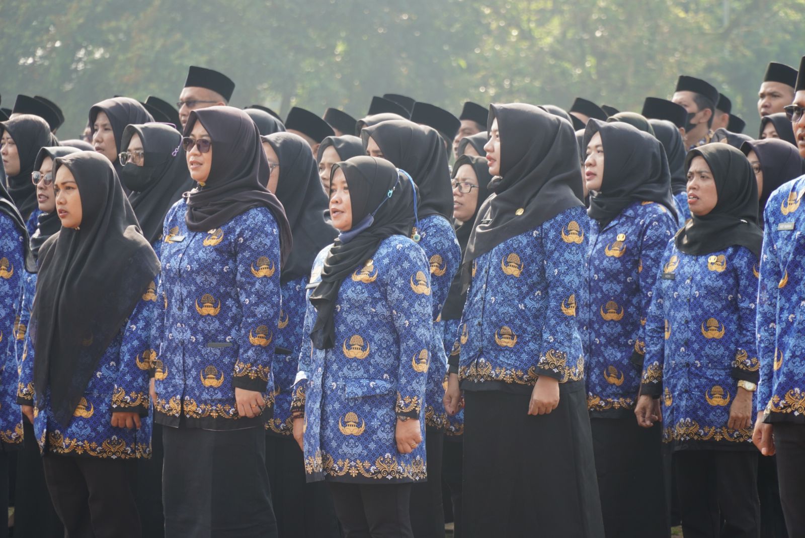 Bupati Dewi Setiani Lantik 478 PPPK Formasi 2024 Sebanyak 478 Pegawai Pemerintah dengan Perjanjian Kerja (PPPK) formasi tahun 2024 secara resmi dilantik dan diambil sumpah oleh Bupati Pandeglang, Rade Dewi Setiani di Alun-alun Pandeglang, Senin (4/8/2025).(Istimewa)