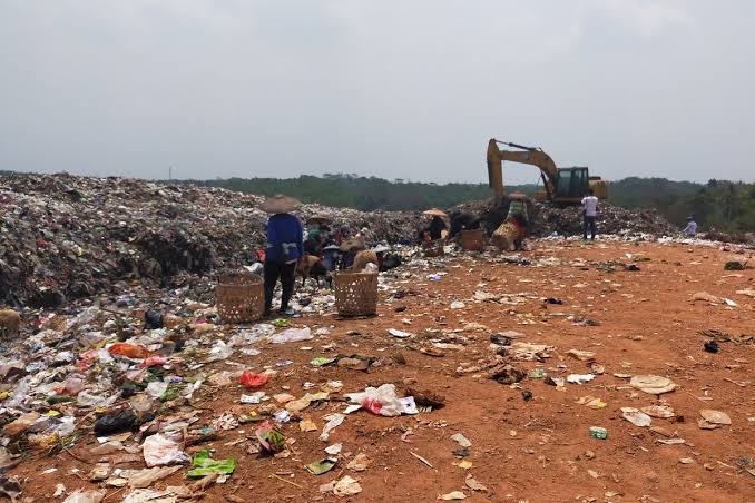 Situasi dan kondisi TPA Dengung, Kabupaten Lebak, di jam operasional.