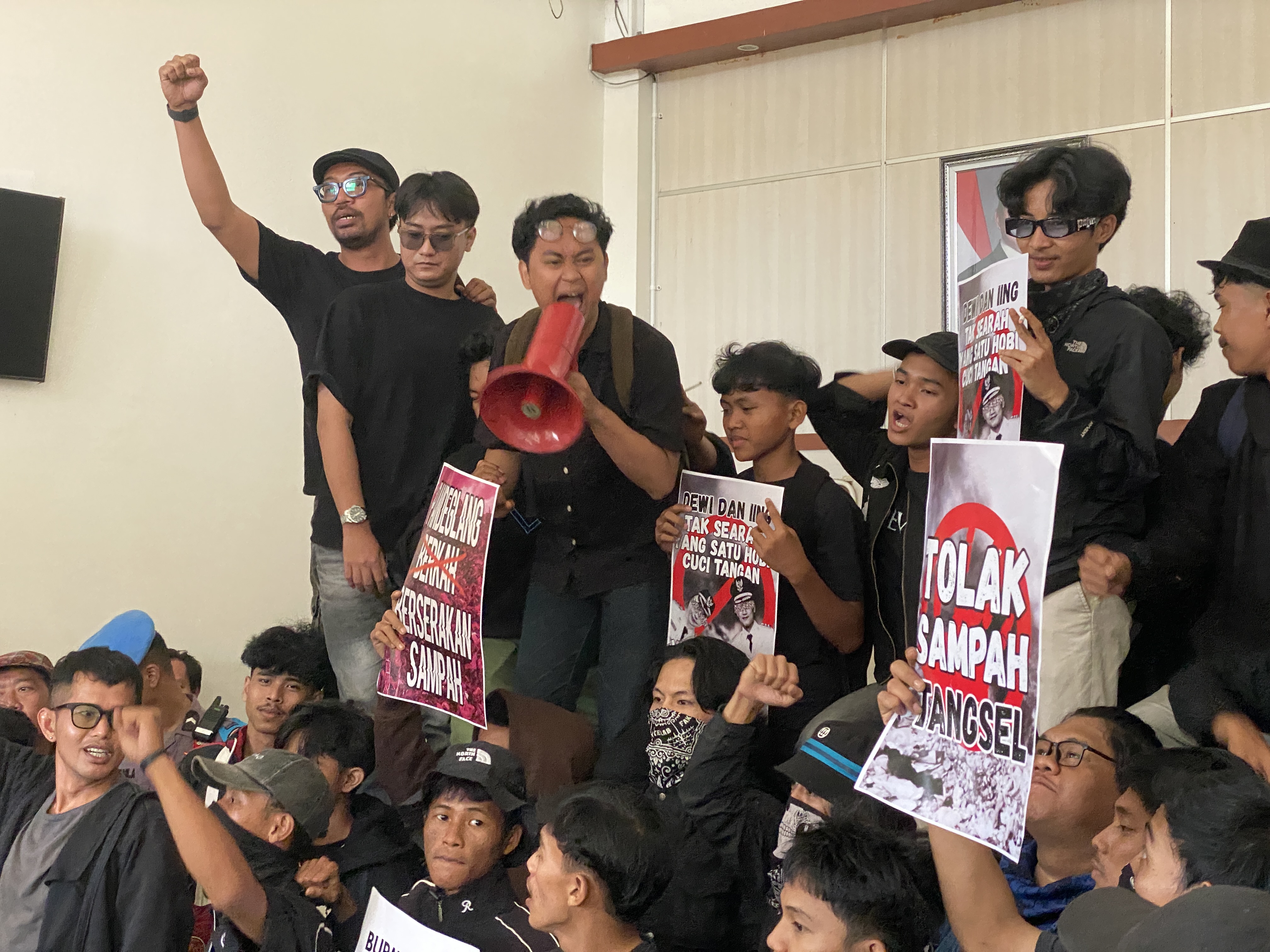 Demonstran dan Pejabat Pandeglang Saling Lempar Makian Massa aksi sedang menduduki Kantor Bupati Pandeglang, sambil berorasi dan membentangkan poster kecaman, Kamis (21/8).