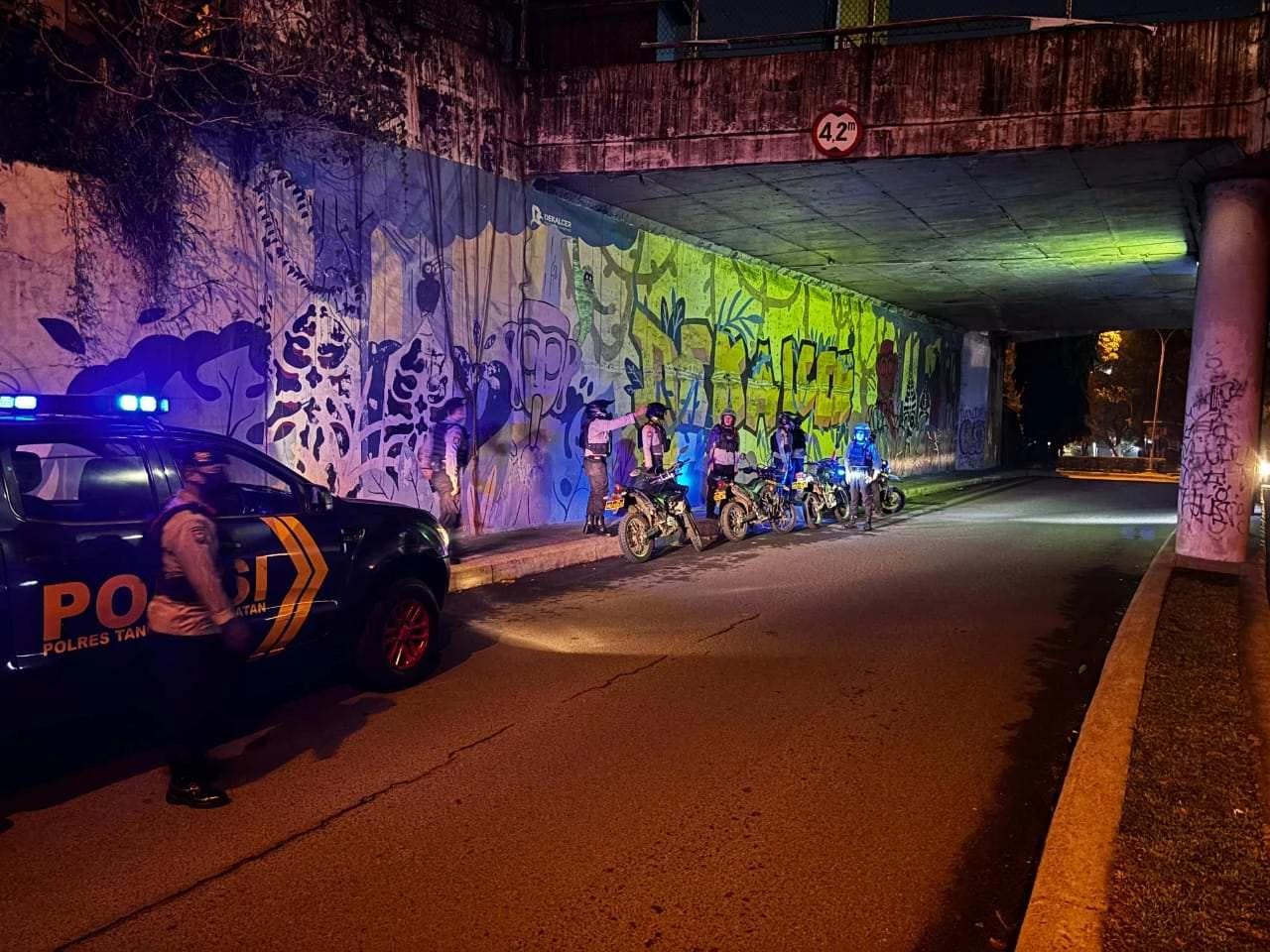 Sat Samapta Polres Tangerang Selatan melaksanakan kegiatan Strong Point dan Patroli Cipta Kondisi di kawasan Jl. Bintaro XC, Pondok Aren, Selasa (12/8), dini hari.