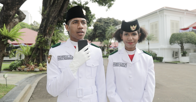 Dua Pelajar wakil Papua anggota Paskibraka Franciscus Sakfiris Pahabolisage dan Stincek Laramiapa. Foto : Ist