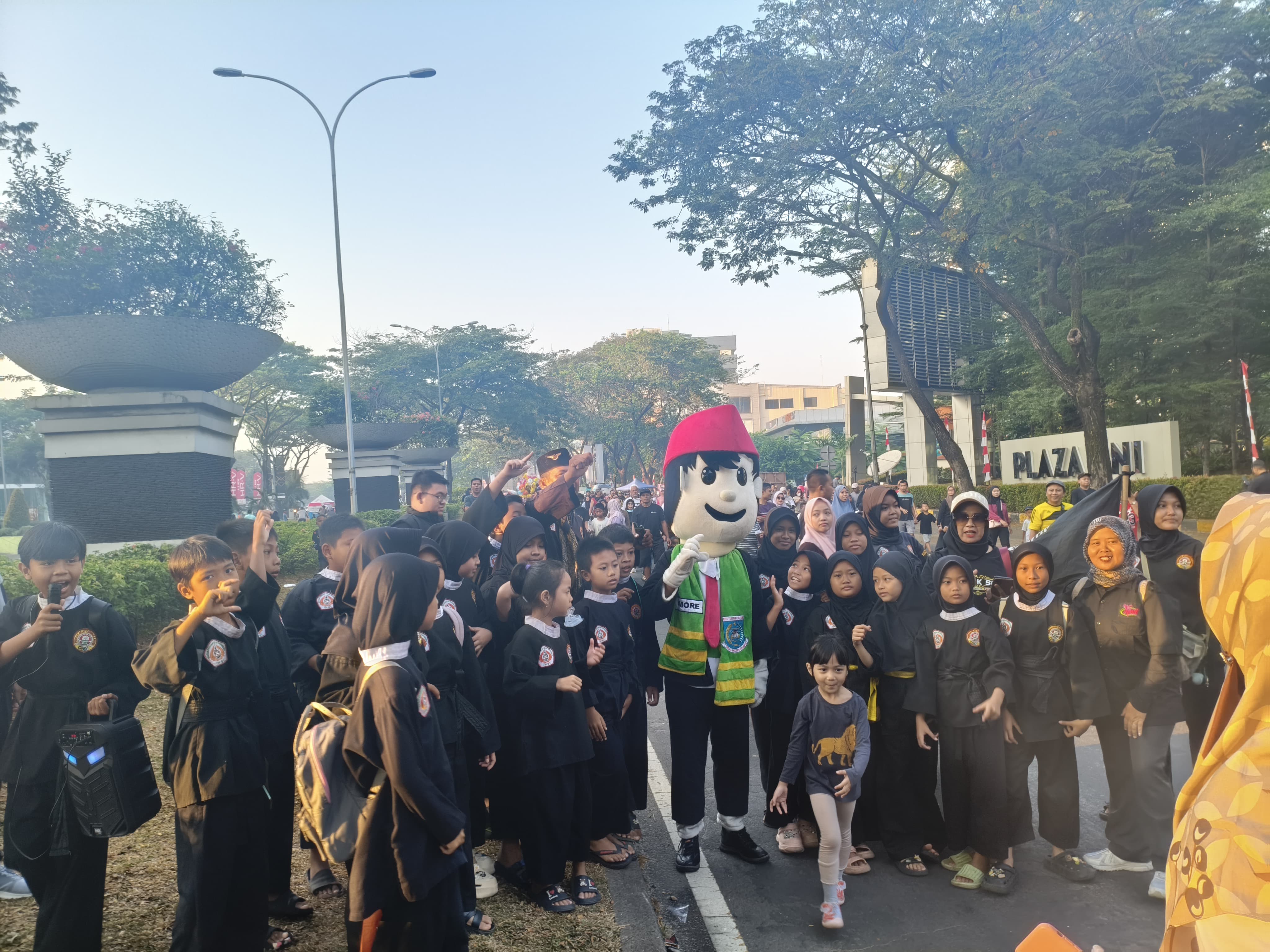 CFD BSD Sukses Diserbu Ribuan Warga, Dispar Siapkan Tema Cosplay & Jajanan Korea Bulan Depan Suasana Car Free Day (CFD) di kawasan BSD, Serpong pada Minggu (3/8). (tangselpos.id/rmn)