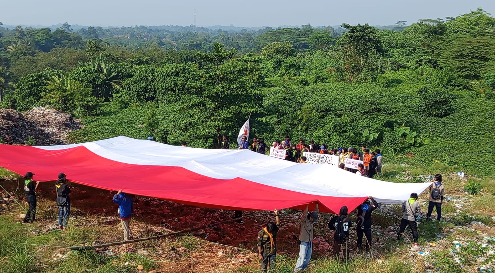 Bendera raksasa terbentang di TPA Bangkonol, Kecamatan Koroncong, Kabupaten Pandeglang. Foto : Ist