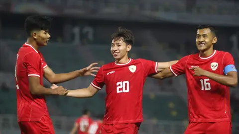 Pemain Persija Arlyansyah (tengah) terganung di Timnas. Foto : Ist