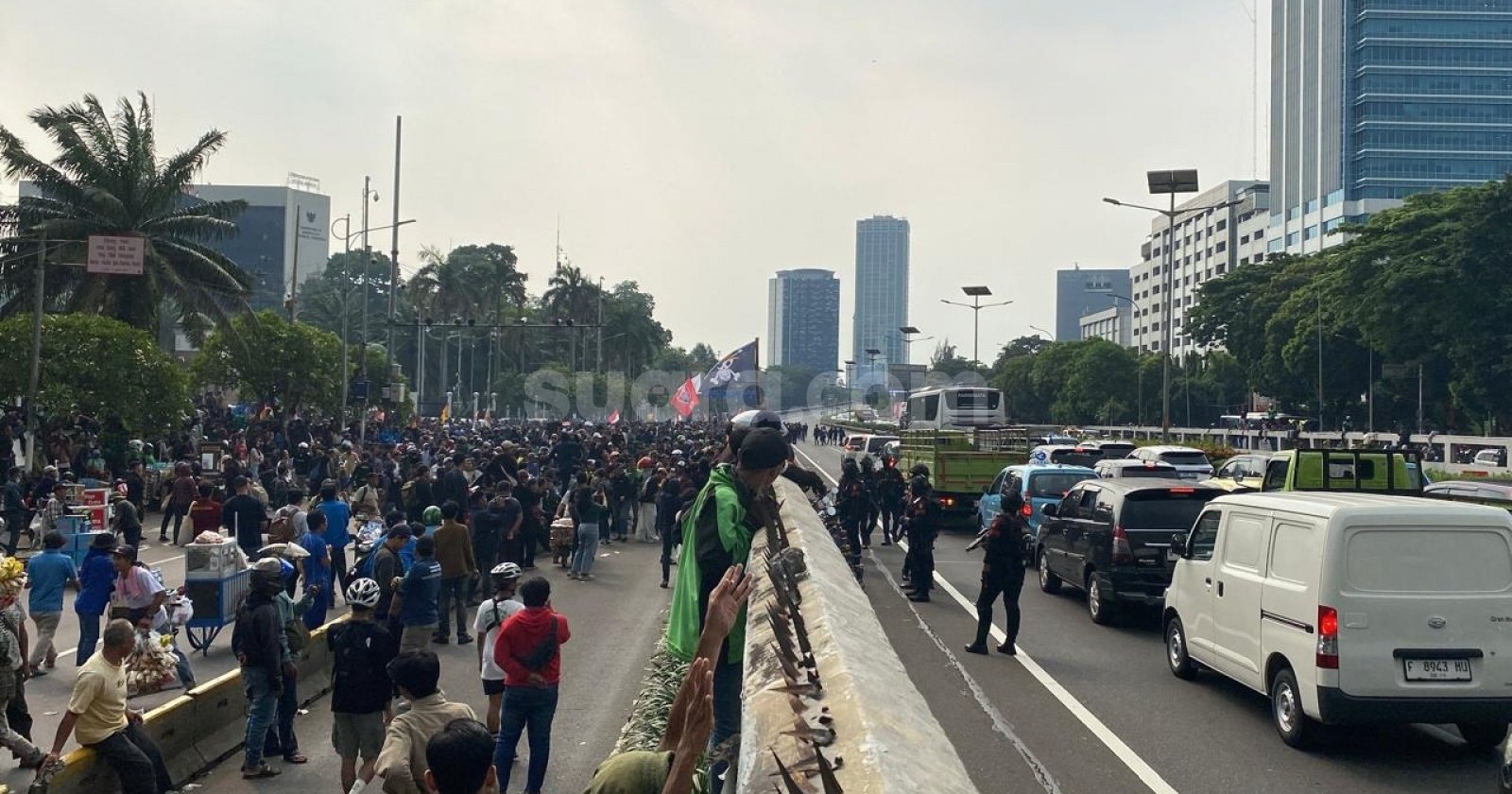 Demo DPR Ricuh, Jasa Marga Alihkan Arus Tol Dalam Kota Suasana demo di depan Gedung DPR. Foto : Ist