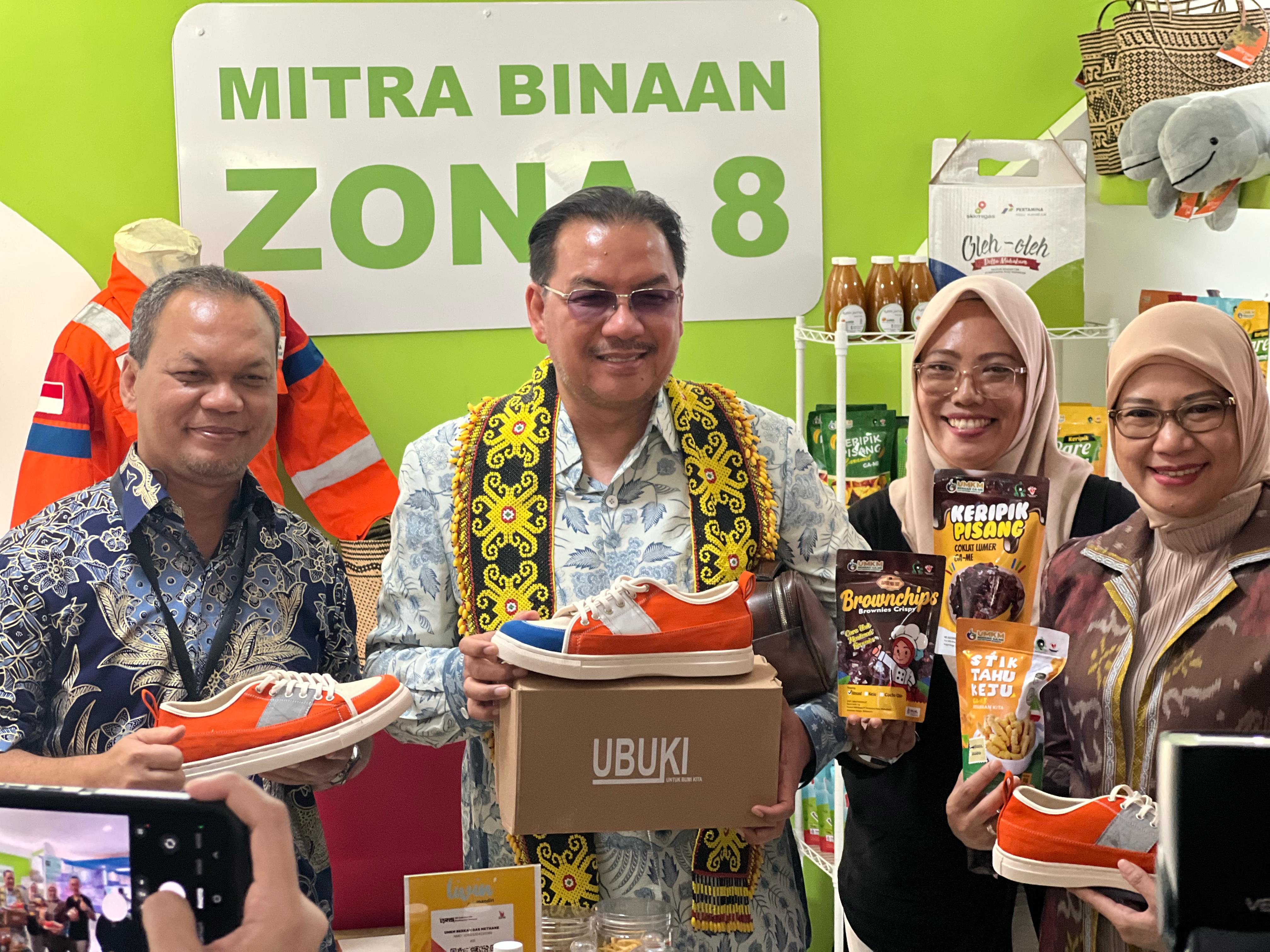 Denny JA: Komisaris Itu “Bukan Apa Yang Kau Ambil, Tapi Apa Yang Kau Sumbangkan” Dennya JA saat menunjukkan produk dari pelaku UMKM. Foto : Dok Denny JA