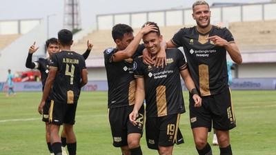Dewa United Sukses Gasak Persik Kediri 3-1 Selebrasi Dewa United usai menang 3-1 dari Persik Kediri. Foto : Ist