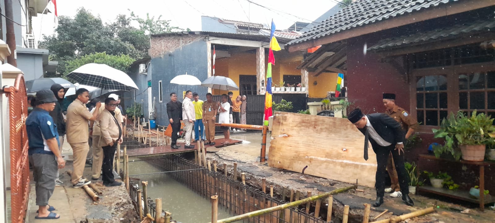 Komisi IV DPRD Kota Tangsel gelar sidak di proyek pembangunan long storage atau wadah penampungan air di Perumahan Pakujaya Permai, Kelurahan Pakujaya, Serpong Utara, Senin (11/8).