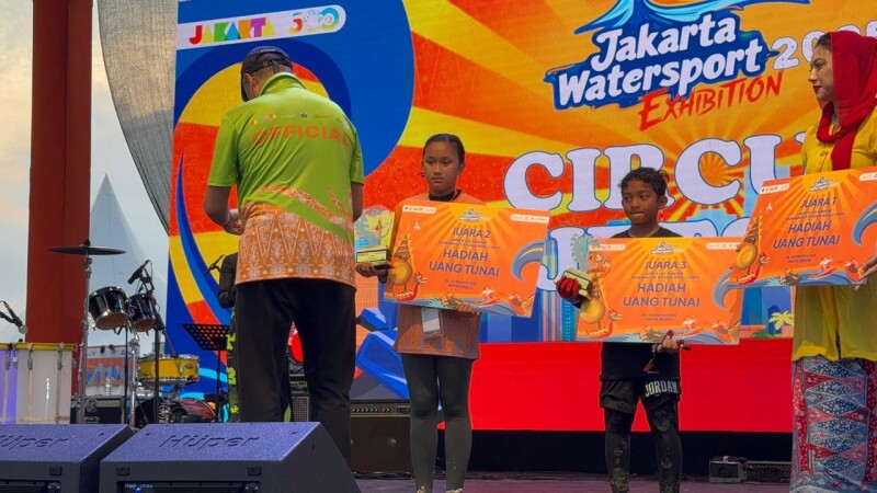 Ellena Carissa Utari Putri Pratama (tengah). Foto : Ist