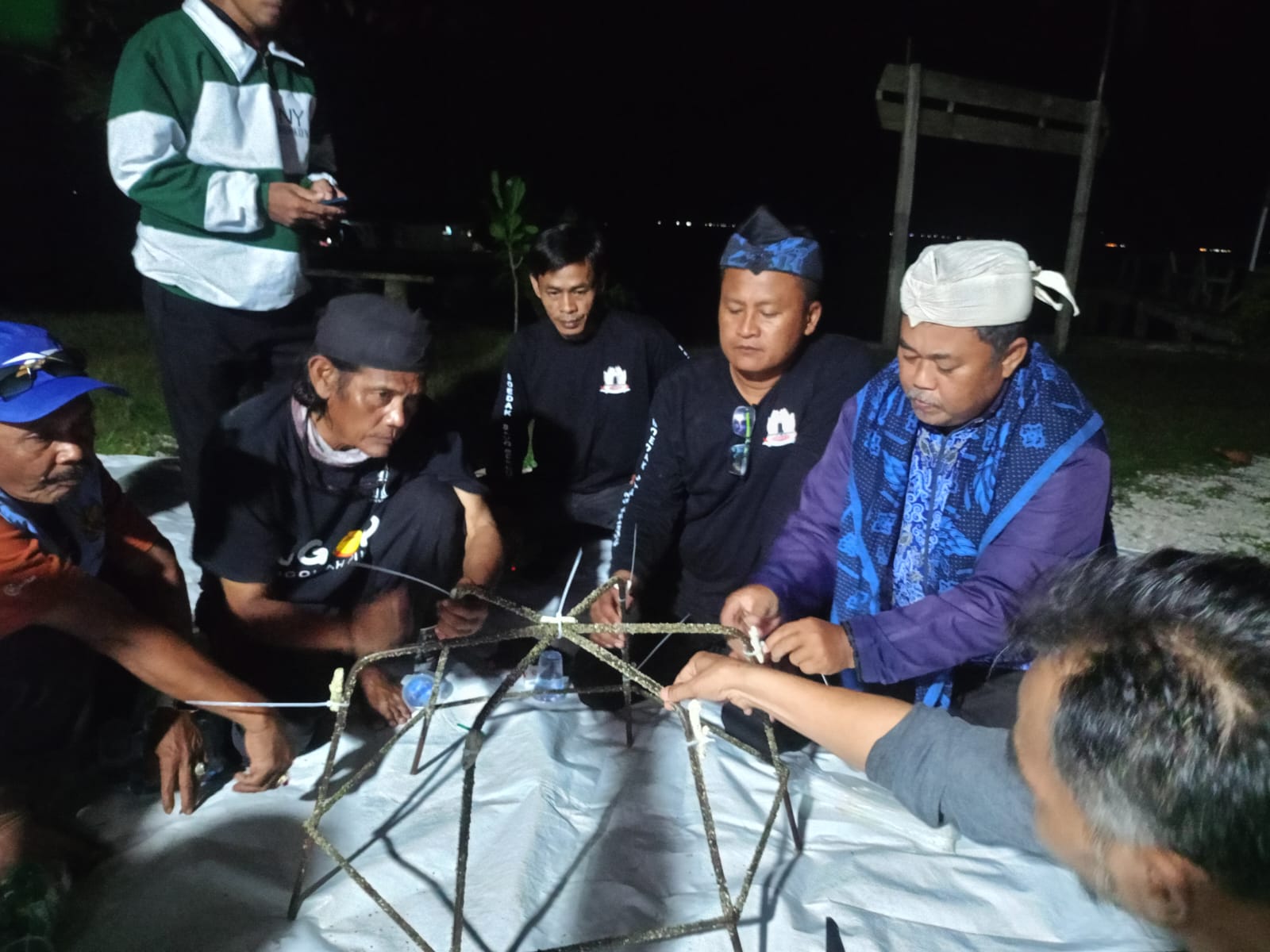 Perkumpulan Boedak Saung dibawah bimbingan F-PTK Banten, sedang merancang fragmen terumbu karang di jaring laba-laba