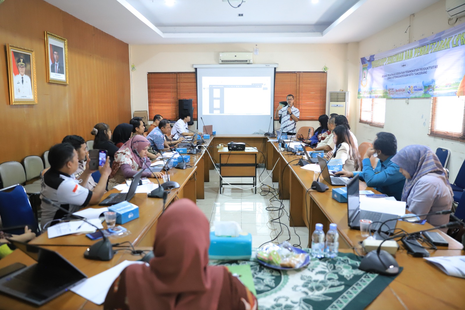 Pegawai Dinas Ketenagakerjaan (Disnaker) Kota Tangerang tengah menggelar kegiatan sosialisasi dan konsultasi untuk 20 peserta dari berbagai Lembaga Pelatihan Kerja (LPK) di Gedung Disnaker Lt 2, Kamis (21/8).