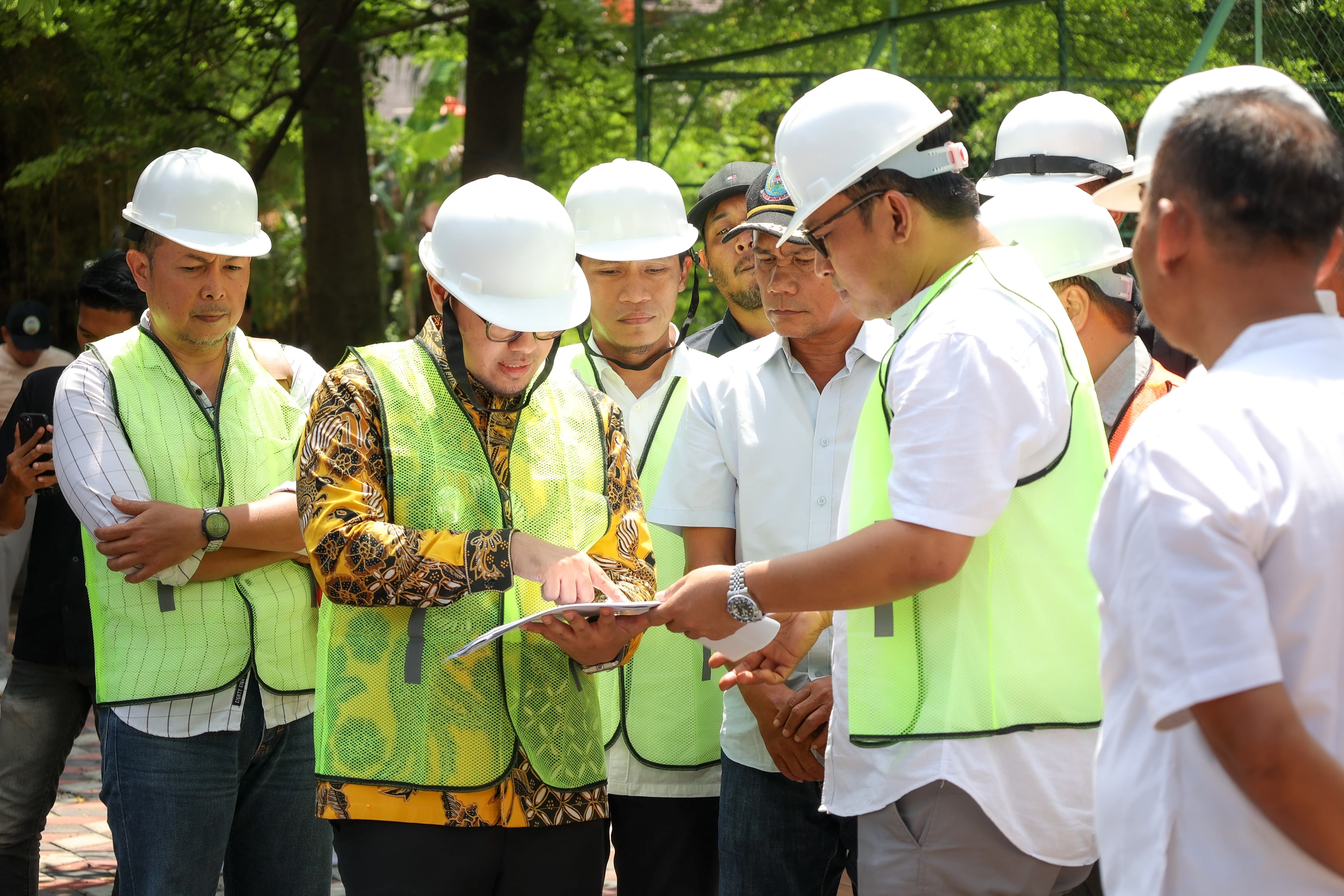 Disperkimta Lakukan Penataan Kawasan Perumahan Arya Graha Seluas 7.298 Meter Wakil Wali Kota Tangsel Pilar Saga saat meninjau penataan kawasan Perumahan Arya Graha. Foto : Ist