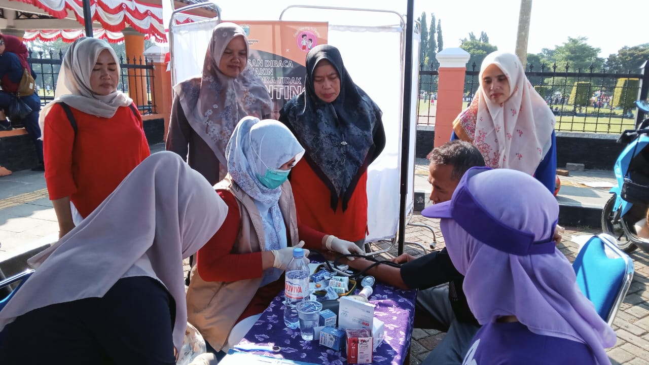 DP2KBP3A Pandeglang Gelar Cek Kesehatan & KB Gratis Dalam kesempatan car free day, masyarakat telah meluangkan waktu mengecek kesehatannya di Alun-alun Pandeglang, Minggu (10/8).