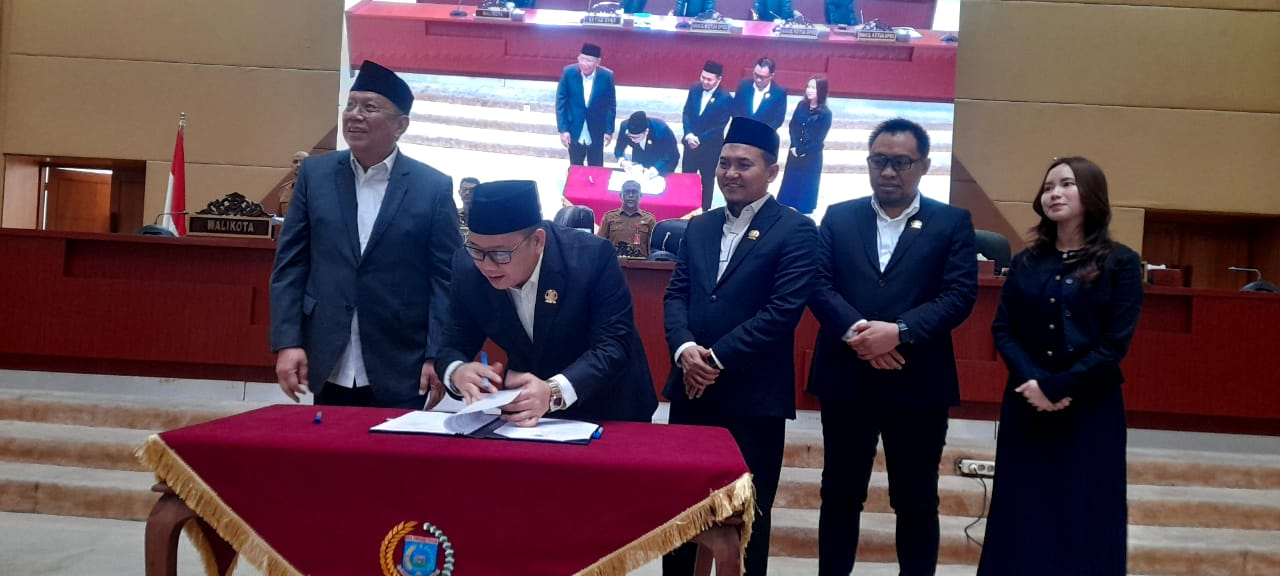 DPRD Tangsel Tetapkan Perda RPJMD 2025–2029, Pansus Beri Catatan Kritis DPRD Bersama Walu Kota Tangsel menyetujui bersama Raperda RPJMD menjadi Perda, Senin (11/8).