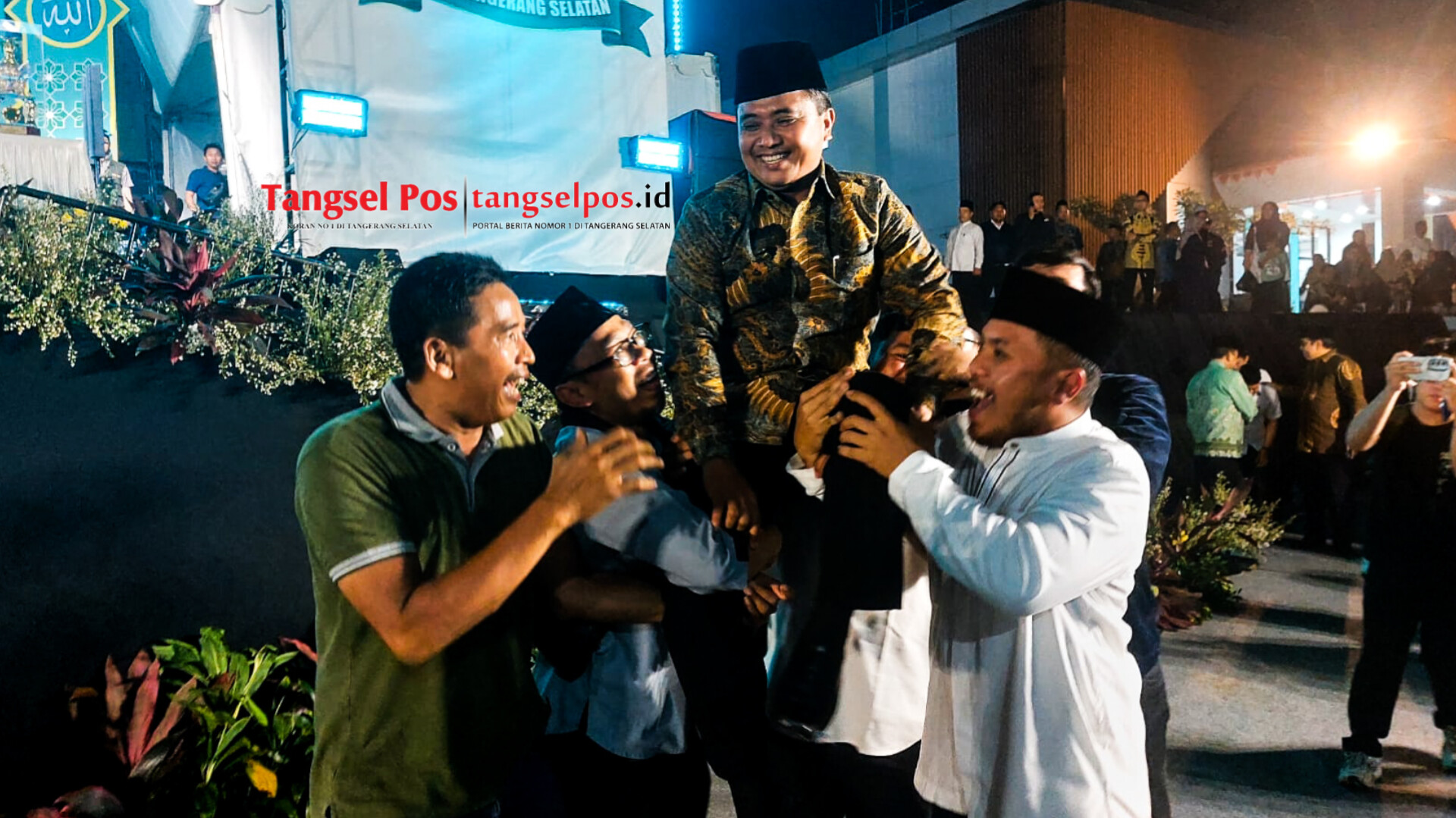 Camat Pamulang, Mukroni, diangkat warga usai Pamulang raih Juara Umum MTQ XVI Kota Tangsel, Rabu (6/8/2025) malam. (tangselpos.id/rmn)