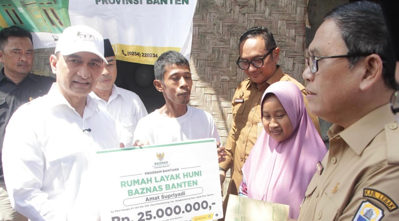Wagub Banten Dimyati menyerahkan bantuan. Foto : Ist
