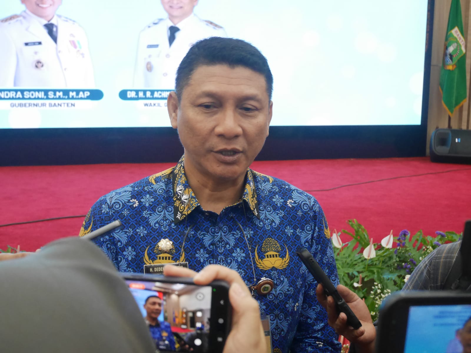Gelombang Mutasi PNS Pandeglang Mulai Berdatangan ke Pemprov Banten Sekretaris Daerah (Sekda) Pemprov Banten, Deden Apriandhi Hartawan, saat diwawancara wartawan di Pendopo Gubernur Banten, Jumat (1/8/2025).(Ari Supriadi/tangselpos.id)