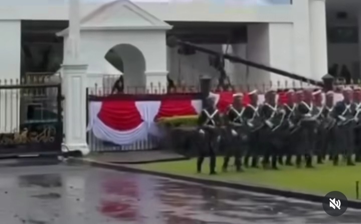 Gladi kotor upacara HUT RI ke 80 tetap berjalan walau Istana diguyur hujan. Foto : IG