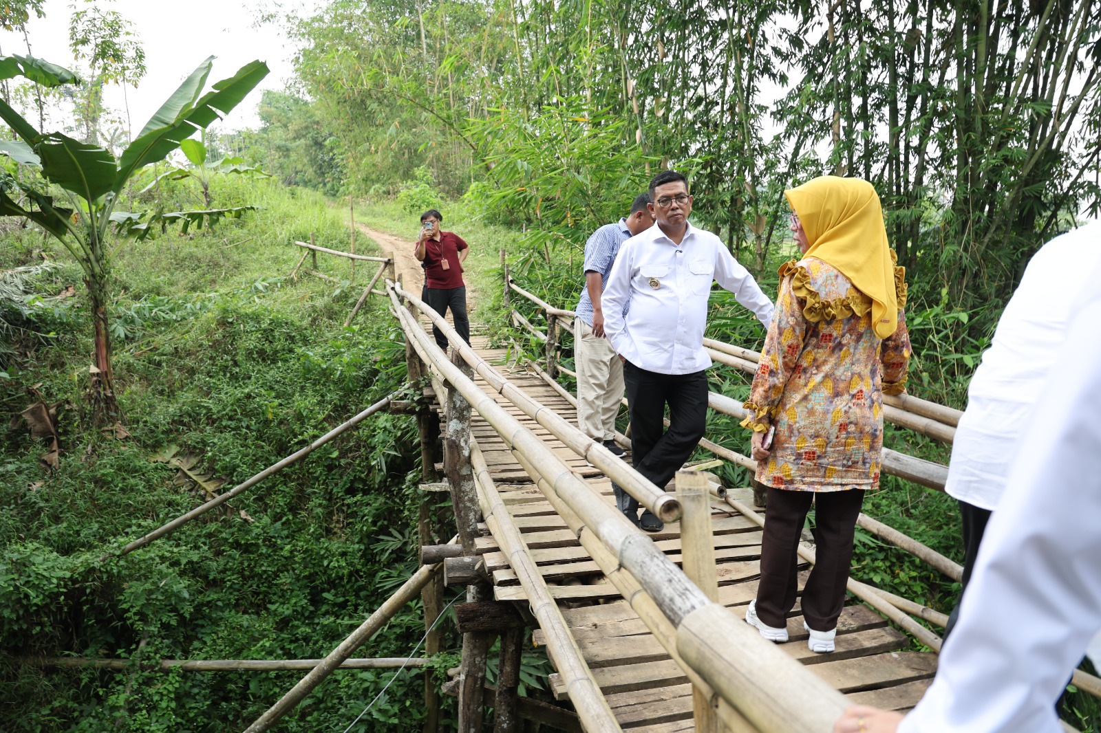 Gubernur Andra Soni Respons Aspirasi Pembangunan Jembatan di Lebak Kunjungan Gubernur Andra Soni ke Kabupaten Lebak terkait kondisi jembatan bambu Leuwi Panjang. Foto : Humas Pemprov