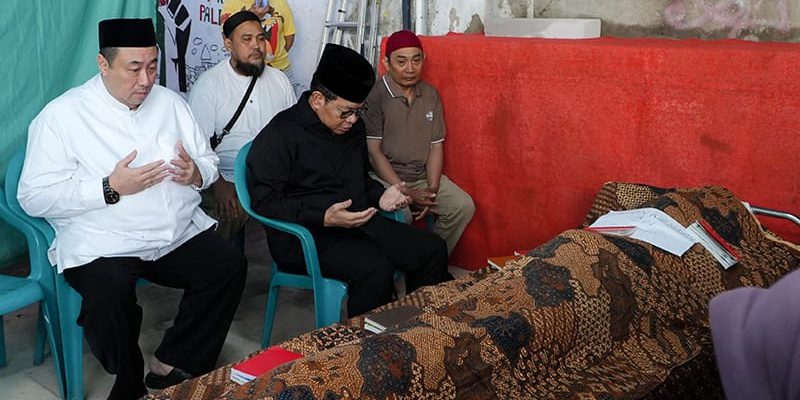 Gubernur Pramono: 38 Korban Demo Perawatannya Ditanggung Pemprov DKI Gubernur Pramono (tengah) saat melayat Affan Kurniawan. Foto : Ist di rmah duka Almarhum