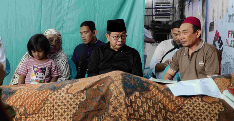 Gubernur Pramono Anung Melayat ke Rumah Almarhum Affan Kurniawan Gubernur Pramono Anung saat melayat ke rumah duka Almarhum Affan Kurniawan bin Zulkifli. Foto : Ist