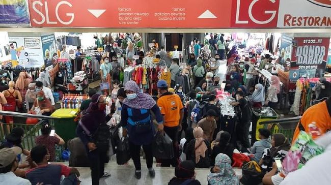 Gubernur Pramono Mau Hidupkan Kembali Pasar Tanah Abang Keramaian pengunjung Pasar Tanah Abang. Foto ; Ist