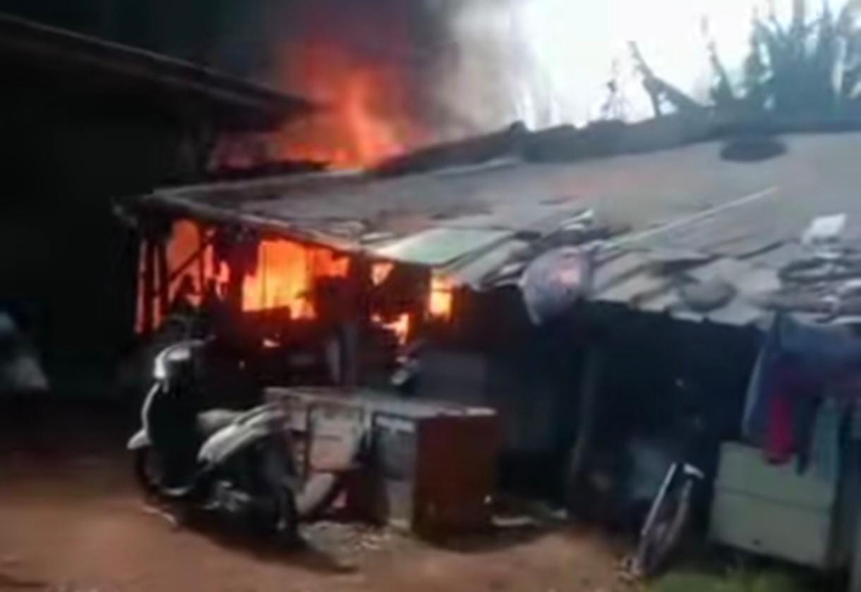 Gudang Barang Rongsok di Bogor Kebakaran Akibat Puntung Rokok Sebuah gudang rongsokan terbakar akibat putung rokok. Foto : Ist