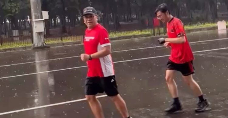 Sekjen PDIP Hasto Kristiyanto (kiri) bersama Aryo Seno (kanan) lari memutari Stadion Utama Gelora Bung Karno (GBK), Jakarta, Selasa (19/8) pagi. Foto : IG