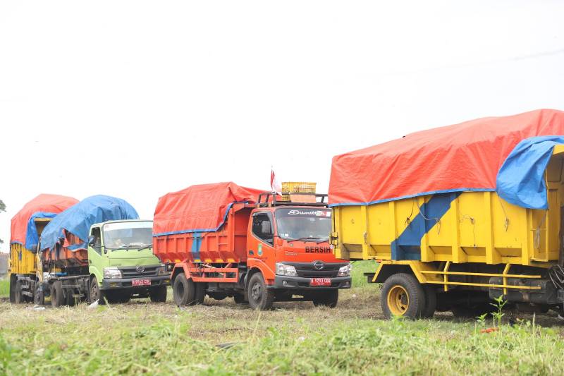 Truck pengangkut sampah masih beroperasi seperti biasa membuang sampah ke Tempat Pembuangan Akhir (TPA) Rawa Kucing, Kota Tangerang pada Kamis (28/8)