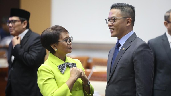 Jabat Sekjen Gerindra, Sugiono Tetap Menlu Menlu Sugiono (kanan) dan mantan Menlu Retno Marsudi (kiri). Foto : Ist