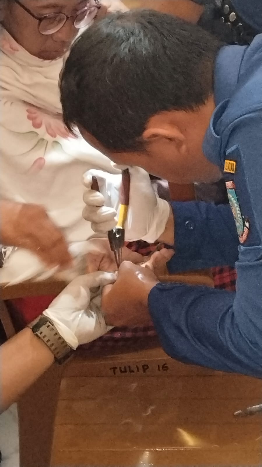 Petugas Damkar Kota Tangsel saat mengevakuasi cincin dari seorang lansia di wilayah Serpong, Selasa (19/8).