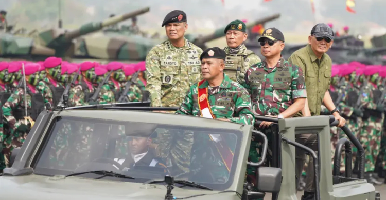 Jelang Upacara Militer, Panglima TNI Cek 27 Ribu Prajurit Dan Ratusan Alutsista Panglima TNI Jenderal TNI Agus Subiyanto dan Menteri Pertahanan Sjafrie Sjamsoeddin saat meninjau gelar pasukan di Pusdiklatpassus Batujajar, Jawa Barat, Jumat (8/8). Foto : Ist