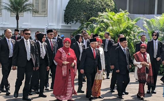 Mantan Wapres Jusuf Kalla (no 3 dari kanan) saat di hadir di Istana pada Upacara HUT RI ke 80. Foto : Ist