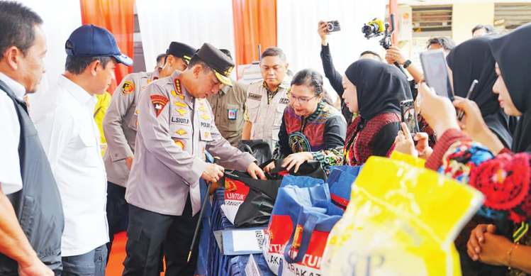Kapolri: Polri Sudah Bagikan 310 Ton Beras Kapolri Jenderal Listyo Sigit Prabowo meninjau Gerakan Pangan Murah di Polsek Mempawah Hilir, Kalimantan Barat. Foto : Ist