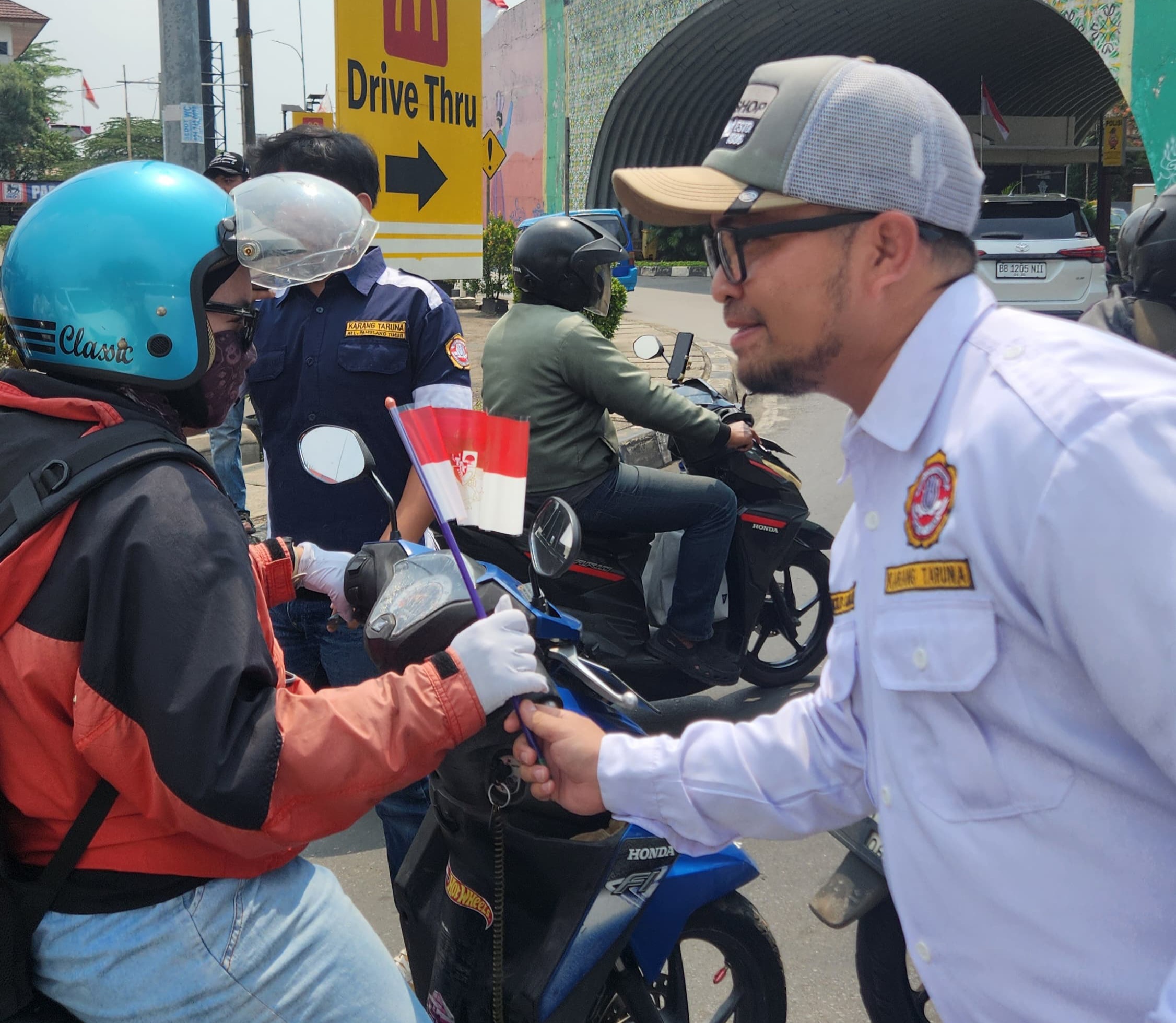 Pembagian bendera merah putih oleh Karang Taruna Pamulang di wilayah Pamulang. Foto : Ist