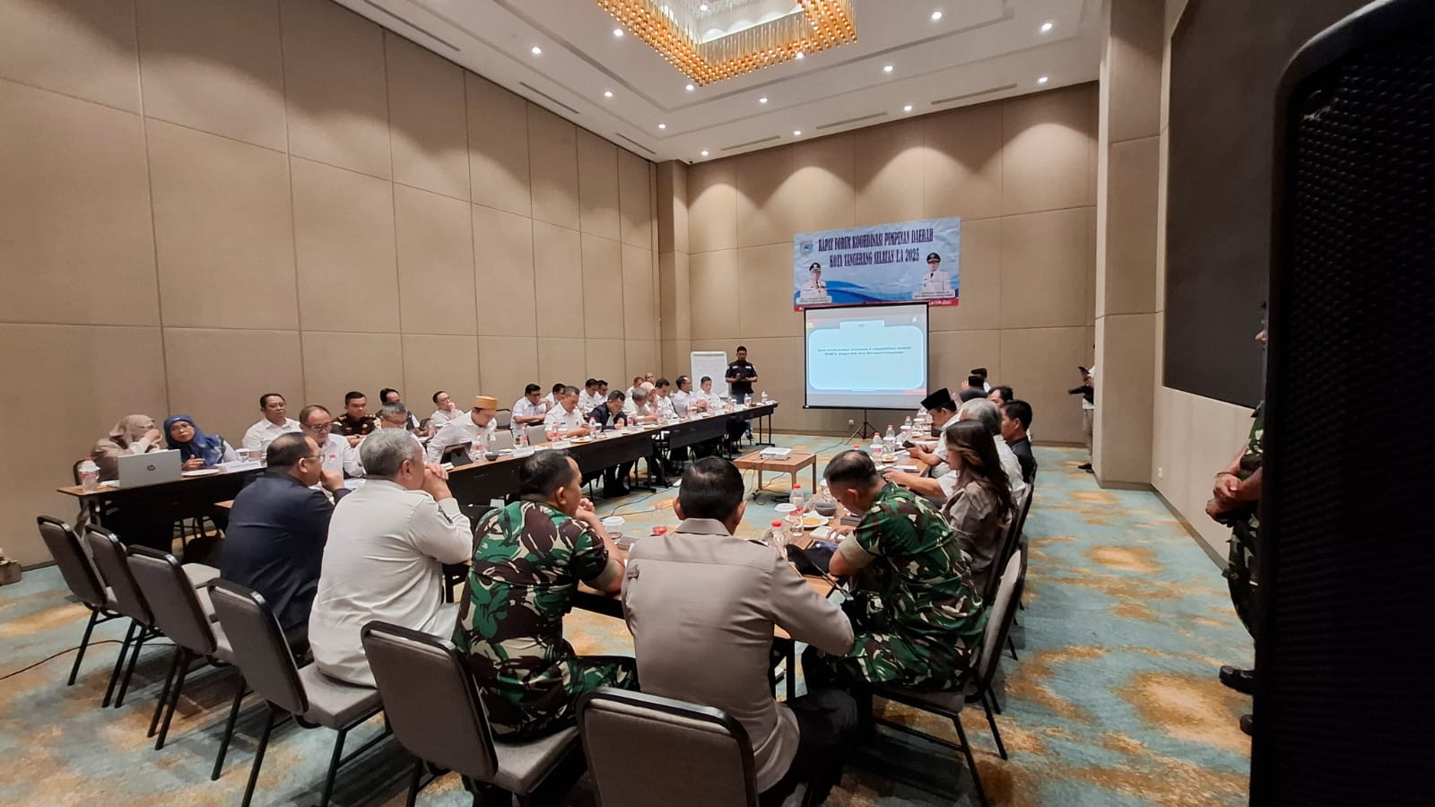 Benyamin saat memimpin rapat koordinasi lintas instansi di wilayah Serpong, Selasa (13/8). (Ist)