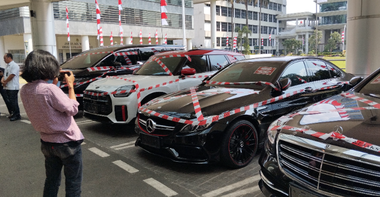 Kejagung Sita 5 Mobil Mewah Dan Uang Tunai Dari Pihak MRC 5 mobil mewah MRC yang disita Kejagung. Foto : Ist