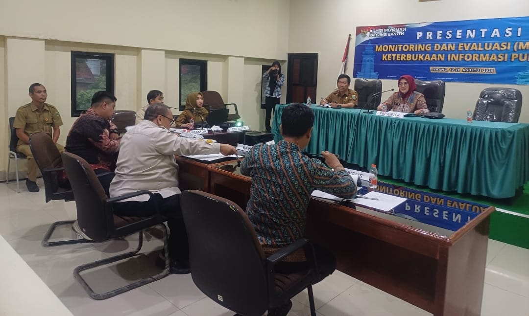 Kepala BPKAD Banten, Rina Dewiyanti,  saat menyampaikan presentasi Monev Keterbukaan Informasi Publik Tahun 2025 di Komisi Informasi (KI) Provinsi Banten, Selasa (12/8/2025).(Istimewa)