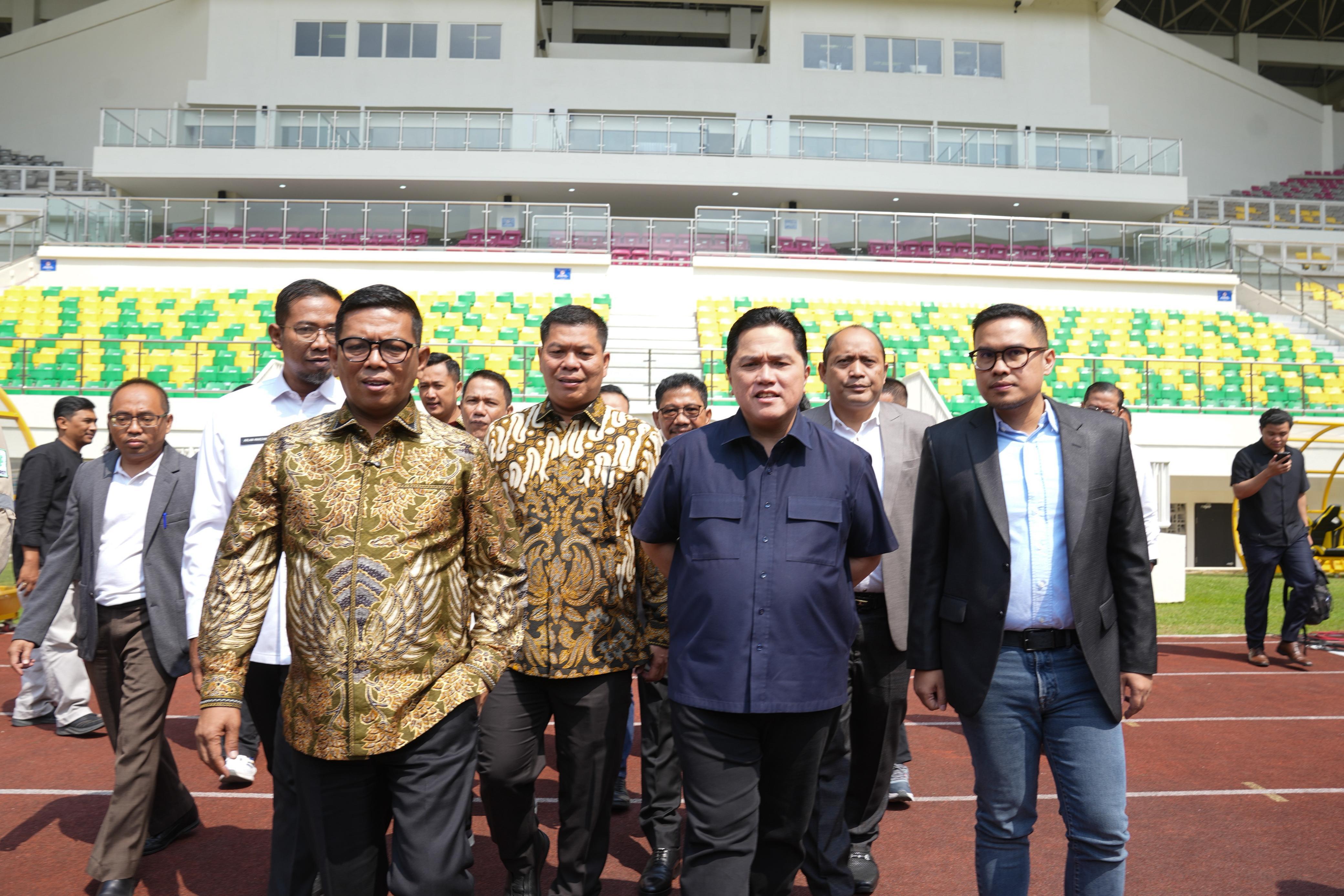 Ketum PSSI Kagum Kemegahan Stadion Internasional Banten Ketum PSSI Erick Thohir (depan tengah) saat mengunjungi Stadion Internasional Banten. Foto : Ist