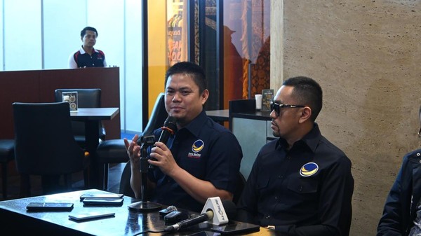 Bupati Kolaka Timur Abdul Azis (kiri). Foto : Ist